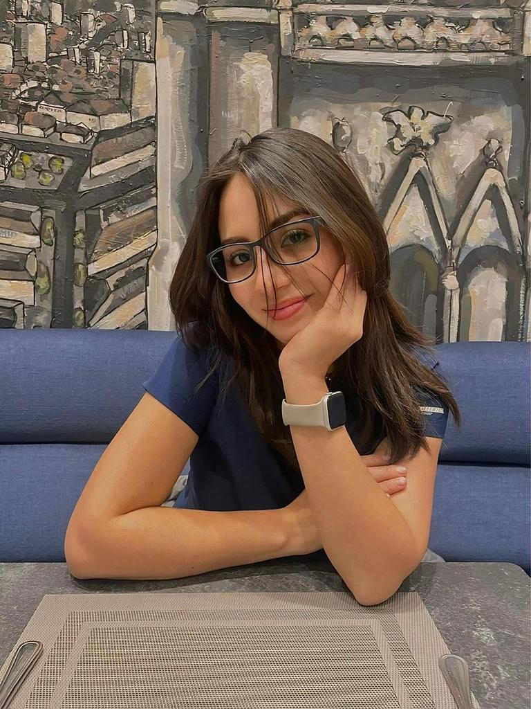 Dra. Carolina Cazares en consultorio